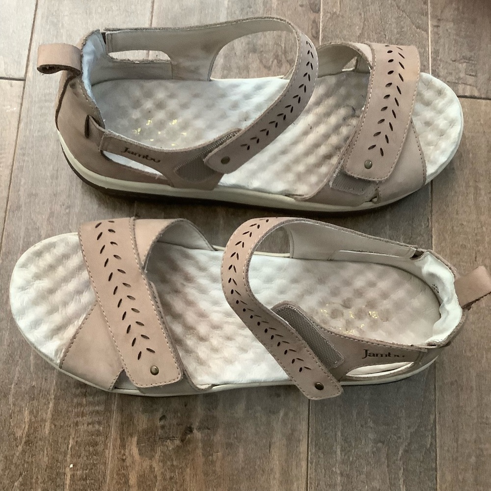 Jambu Women's Beige Sandals, 9